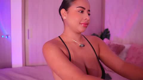 Snapshot of emiily_bell chatting on 07/05/26, 09:11 online show from 07/05/26, 09:11