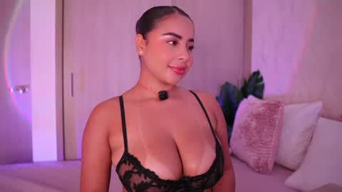 Snapshot of emiily_bell chatting on 07/08/26, 06:56 online show from 07/08/26, 06:56