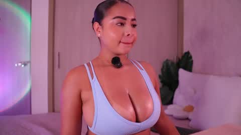 Snapshot of emiily_bell chatting on 07/15/26, 11:32 online show from 07/15/26, 11:32