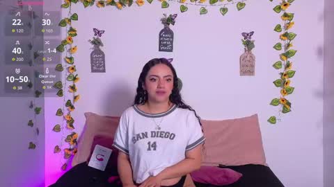Snapshot of emiily_curly chatting on 05/11/26, 12:00 Emily online show from 05/11/26, 12:00