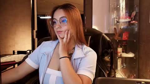 Snapshot of emiily_w1 chatting on 10/17/25, 03:58 Emily online show from 10/17/25, 03:58