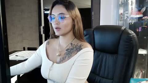 Snapshot of emiily_w1 chatting on 11/07/25, 11:54 Emily online show from 11/07/25, 11:54