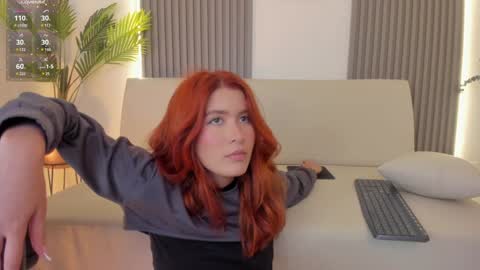 Snapshot of emiilycutex_ chatting on 12/28/24, 04:20 online show from 12/28/24, 04:20