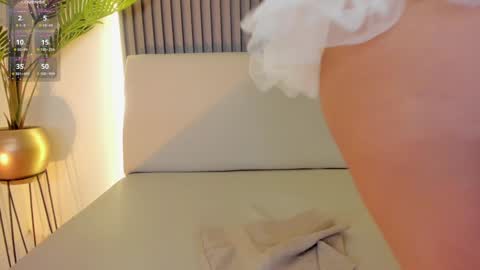 Snapshot of emiilycutex_ chatting on 01/09/25, 06:15 online show from 01/09/25, 06:15