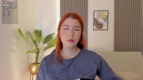 Snapshot of emiilycutex_ chatting on 01/13/25, 12:02 online show from 01/13/25, 12:02