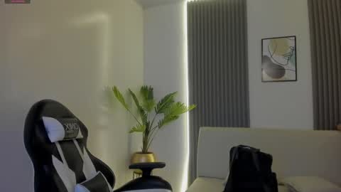 Snapshot of emiilycutex_ chatting on 01/15/25, 12:15 online show from 01/15/25, 12:15