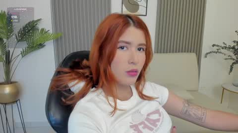 Snapshot of emiilycutex_ chatting on 01/17/25, 12:10 online show from 01/17/25, 12:10