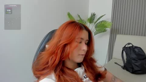 Snapshot of emiilycutex_ chatting on 01/23/25, 12:09 online show from 01/23/25, 12:09
