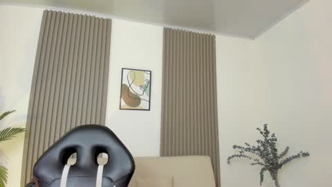 Snapshot of emiilycutex_ chatting on 01/25/25, 12:16 online show from 01/25/25, 12:16