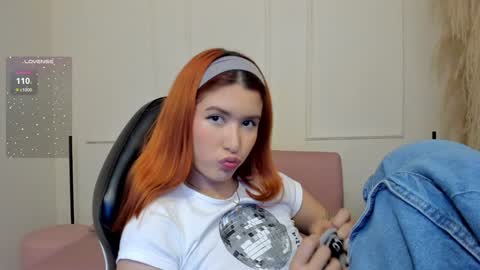 Snapshot of emiilycutex_ chatting on 01/30/25, 12:06 online show from 01/30/25, 12:06