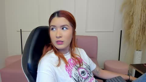 Snapshot of emiilycutex_ chatting on 02/06/25, 12:16 online show from 02/06/25, 12:16