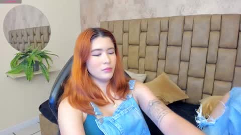 Snapshot of emiilycutex_ chatting on 02/11/25, 12:05 online show from 02/11/25, 12:05