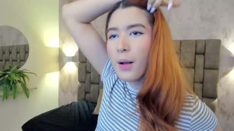 Snapshot of emiilycutex_ chatting on 02/13/25, 12:11 online show from 02/13/25, 12:11