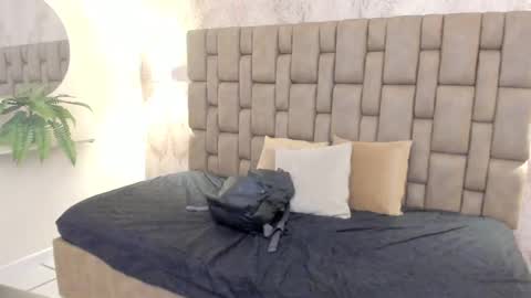 Snapshot of emiilycutex_ chatting on 02/15/25, 12:11 online show from 02/15/25, 12:11
