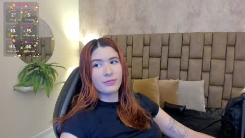 Snapshot of emiilycutex_ chatting on 02/19/25, 12:11 online show from 02/19/25, 12:11