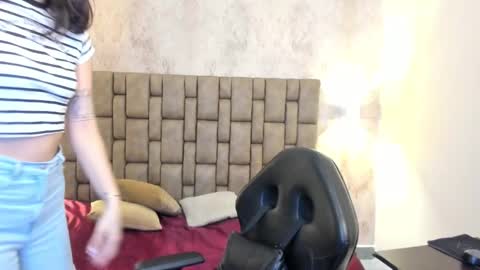 Snapshot of emiilycutex_ chatting on 02/21/25, 12:06 online show from 02/21/25, 12:06