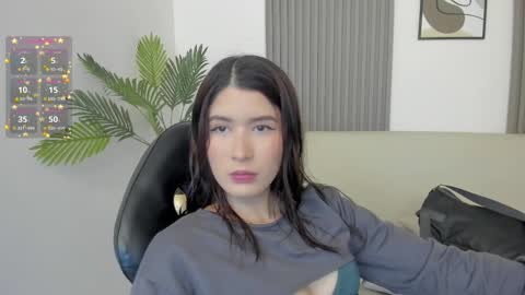 Snapshot of emiilycutex_ chatting on 03/05/25, 12:11 online show from 03/05/25, 12:11