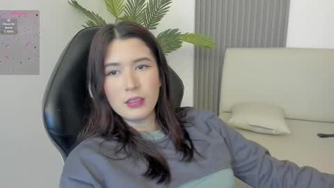 Snapshot of emiilycutex_ chatting on 03/07/25, 12:12 online show from 03/07/25, 12:12
