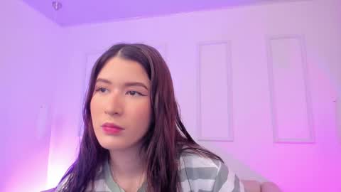 Snapshot of emiilycutex_ chatting on 03/11/25, 12:28 online show from 03/11/25, 12:28