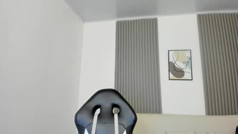 Snapshot of emiilycutex_ chatting on 03/12/25, 12:15 online show from 03/12/25, 12:15