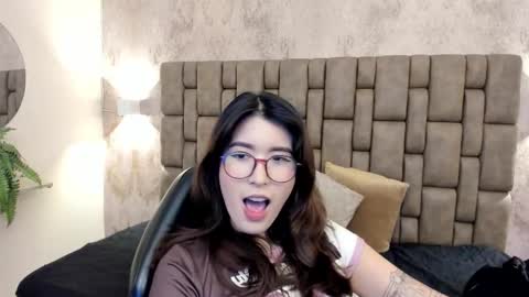 Snapshot of emiilycutex_ chatting on 10/02/25, 12:12 online show from 10/02/25, 12:12