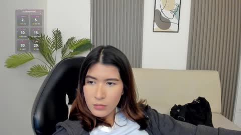Snapshot of emiilycutex_ chatting on 10/14/25, 12:17 online show from 10/14/25, 12:17