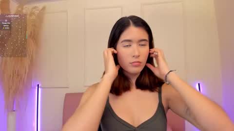 Snapshot of emiilycutex_ chatting on 10/16/25, 12:17 online show from 10/16/25, 12:17