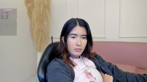 Snapshot of emiilycutex_ chatting on 10/18/25, 12:28 online show from 10/18/25, 12:28