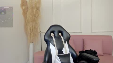 Snapshot of emiilycutex_ chatting on 10/20/25, 12:16 online show from 10/20/25, 12:16