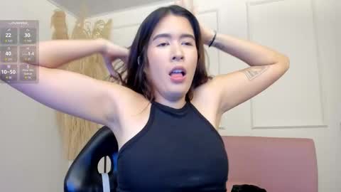 Snapshot of emiilycutex_ chatting on 10/21/25, 12:17 online show from 10/21/25, 12:17