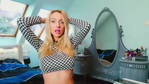 Snapshot of emilachat chatting on 01/31/25, 09:16 Emila online show from 01/31/25, 09:16