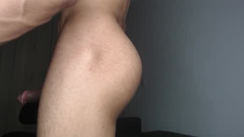 Snapshot of emile_239 chatting on 12/01/25, 01:32 emile_239 online show from 12/01/25, 01:32