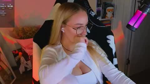 Snapshot of emili1_bc chatting on 09/20/25, 06:42 Emili online show from 09/20/25, 06:42