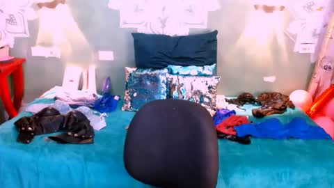 Snapshot of emili_roux chatting on 02/19/25, 12:44 Emili roux online show from 02/19/25, 12:44