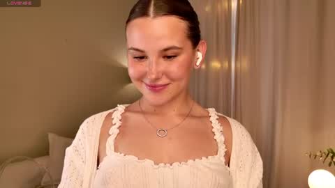Snapshot of emilia_dream chatting on 06/23/26, 06:17 emilia_dream online show from 06/23/26, 06:17