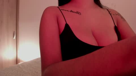 Snapshot of emilia_ghendle chatting on 01/21/25, 01:32 Emilia Big Boobs online show from 01/21/25, 01:32