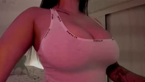 Snapshot of emilia_ghendle chatting on 11/18/25, 11:47 Emilia Big Boobs online show from 11/18/25, 11:47