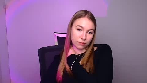 Snapshot of emilia_ilia chatting on 01/30/25, 11:22 Emilia online show from 01/30/25, 11:22