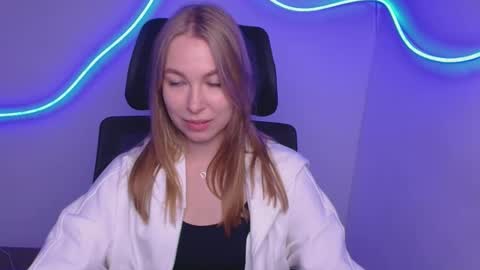 Snapshot of emilia_ilia chatting on 09/22/25, 05:31 Emilia online show from 09/22/25, 05:31