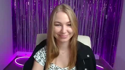 Snapshot of emilia_ilia chatting on 09/23/25, 05:32 Emilia online show from 09/23/25, 05:32