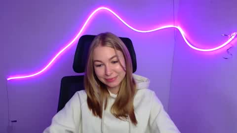 Snapshot of emilia_ilia chatting on 09/26/25, 05:33 Emilia online show from 09/26/25, 05:33