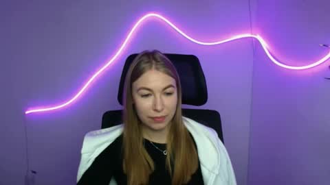 Snapshot of emilia_ilia chatting on 10/03/25, 06:43 Emilia online show from 10/03/25, 06:43