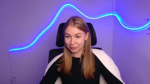 Snapshot of emilia_ilia chatting on 10/09/25, 11:19 Emilia online show from 10/09/25, 11:19