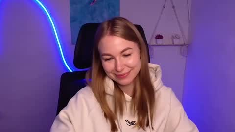 Snapshot of emilia_ilia chatting on 10/18/25, 05:21 Emilia online show from 10/18/25, 05:21