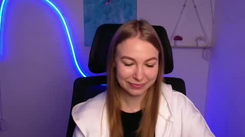 Snapshot of emilia_ilia chatting on 10/20/25, 05:30 Emilia online show from 10/20/25, 05:30