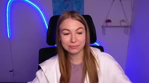 Snapshot of emilia_ilia chatting on 11/04/25, 06:34 Emilia online show from 11/04/25, 06:34