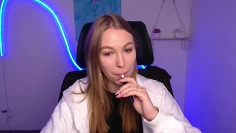 Snapshot of emilia_ilia chatting on 11/12/25, 06:36 Emilia online show from 11/12/25, 06:36