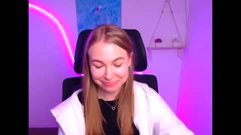 Snapshot of emilia_ilia chatting on 11/16/25, 12:33 Emilia online show from 11/16/25, 12:33