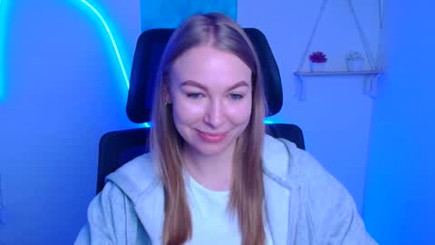 Snapshot of emilia_ilia chatting on 12/04/25, 06:23 Emilia online show from 12/04/25, 06:23