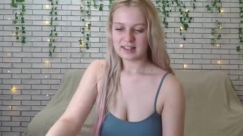 Snapshot of emiliaduchess chatting on 12/14/24, 06:09 Amili online show from 12/14/24, 06:09